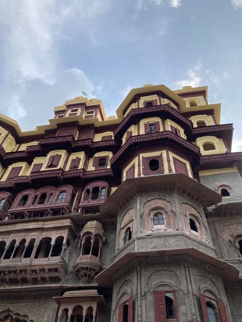 #rajwada #palace #aesthetic #pinterest #shorts Rajwada Indore, Rajasthani Architecture, Pinterest Shorts, Palace Aesthetic, Night Snap, Snap Story, Insta Profile, Simple Iphone Wallpaper, Pop Lyrics