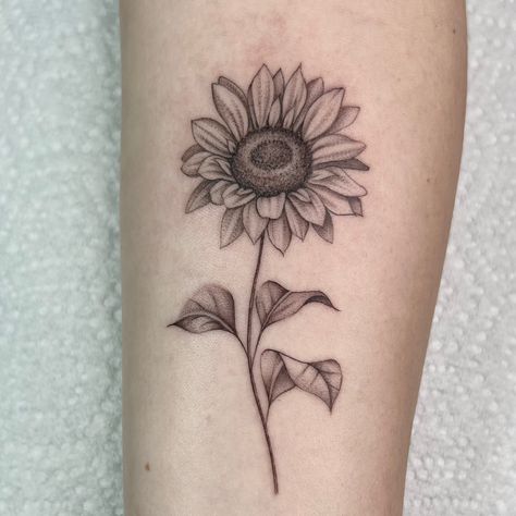 Fineline Sunflower Tattoo, Line Sunflower Tattoo, Fine Line Sunflower, Fine Line Sunflower Tattoo, Sunflower Sketch, Sunflower Tattoo Simple, Lotusblume Tattoo, Tattoo Sunflower, Upper Thigh Tattoos