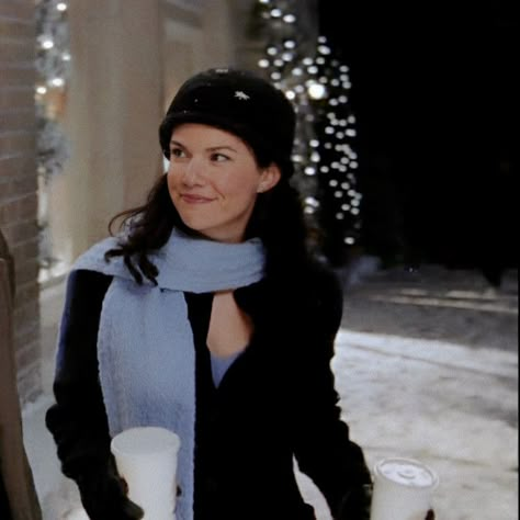 Lorelai Gilmore Style, Lorelei Gilmore, Gilmore Girls Seasons, Lauren Graham, Lorelai Gilmore, Rory Gilmore, Winter Aesthetic, Best Tv Shows, Try Something New