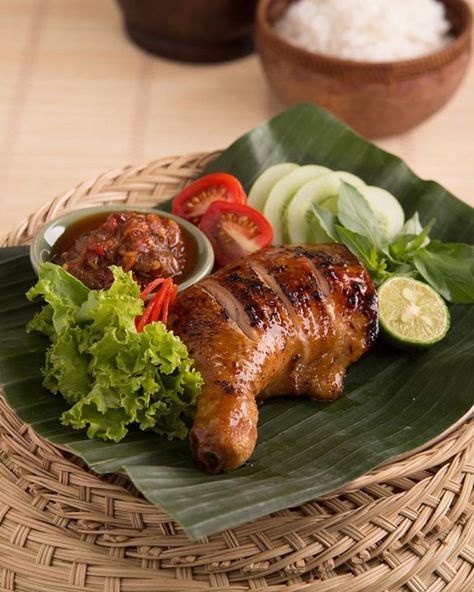 ayam bakar kecap Ayam Bakar Aesthetic, Ayam Bakar Kecap, Indonesian Restaurant, Cultural Food, Weekend Food, Ayam Bakar, Nice Food, Indonesian Cuisine, Photo Food