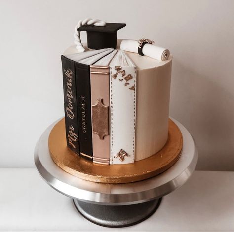 Cake With Books, Books Cake, Graduation Cake Designs, Super Torte, Graduation Cake Ideas, Graduation Party Desserts, Graduation Party Cake, Grad Cake, Book Cakes