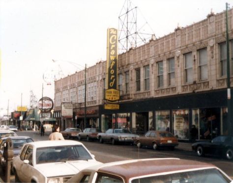 Here is a photo of The Crawford Store once located at 2509 W Devon Ave in Chicago. There was another location at Rolling Meadows, IL. Rogers Park Chicago, Chicago Pictures, North Chicago, Gary Indiana, Chicago Neighborhoods, Chicago History, Vintage Neon, Chicago Shopping, Chicago Photos