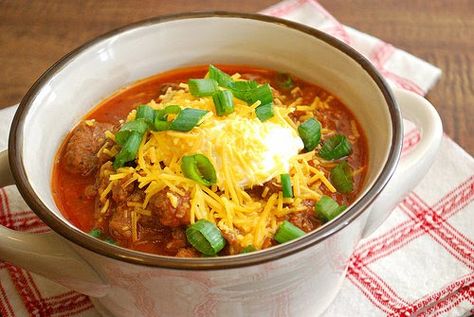 We hit a bitter cold front and that calls for something warm and hearty! On the menu is this Steakhouse Texas Chili which is loaded with smo... Steakhouse Chili, Meat Chili, Texas Chili, Chili Toppings, Curry Stew, Hearty Chili, Chili Ingredients, Mario Batali, Fire Roasted