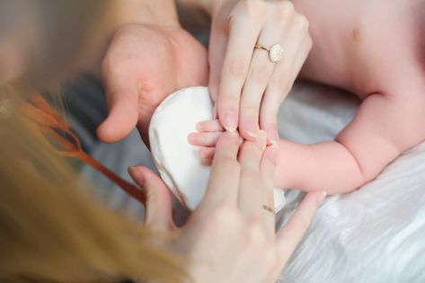 The Best Clay For Handprints - The Creative Folk Best Salt Dough Recipe, Salt Dough Handprints, Clay Handprint, How To Make Salt Dough, Salt Dough Recipe, Handprint Ornaments, Handprint Christmas, Baby Handprint, Cool Blonde Hair