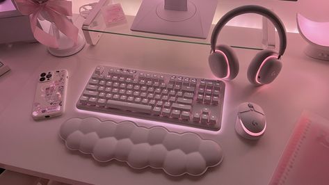 Cute Computer Keyboard, Pink And White Pc Setup, Pink Gaming Set Up, Pink Set Up, Pink And White Gaming Setup, Pc Setup White, Cute Pc Build, Pc Set Up, Girly Gaming Setup