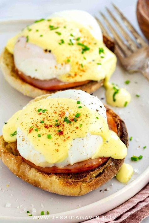 Easy eggs benedict breakfast with poached eggs on top of toasted English muffin, savory Canadian bacon, and drizzled with hollandaise sauce. #breakfast #eggsbenedict #eggs #canadianbacon Breakfast English Muffins, Benedict Sauce, Easy Poached Eggs, Hollandaise Recipe, Easy Eggs Benedict, Benedict Recipe, Poached Egg Recipe, Eggs Benedict Recipe, Egg Benedict