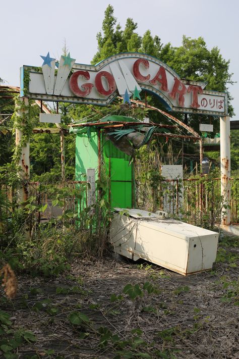 Haunted Carnival, Creepy Old Houses, Carnival Art, Abandoned Theme Parks, Apocalypse Aesthetic, Knock On The Door, Abandoned Amusement Parks, Entry Gates, End Of The World