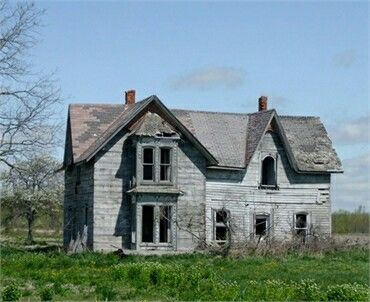 Old Abandoned Buildings, Old Home Remodel, Old Abandoned Houses, In The Middle Of Nowhere, Abandoned House, Middle Of Nowhere, Abandoned Mansions, Old Farm Houses, Haunted Places