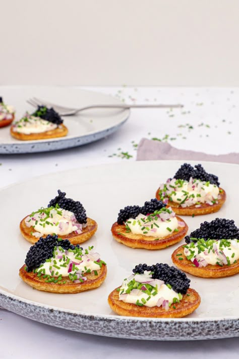 How To Serve Caviar, Potluck Dinner Party, Tapas Appetizers, Salmon Caviar, New Years Appetizers, Potluck Dinner, Serving Ideas, Happiness Is Homemade, Fancy Food