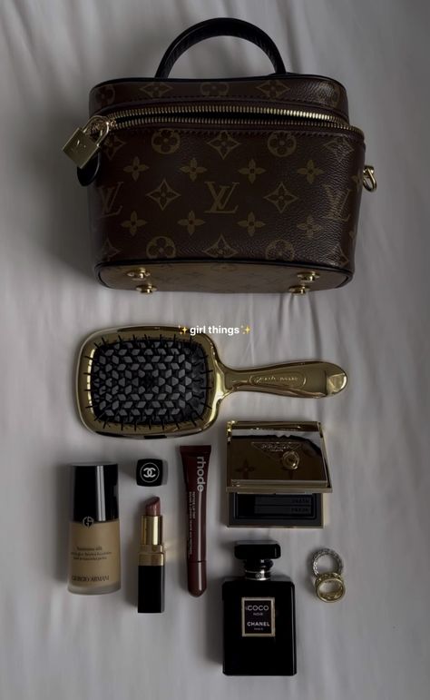 Luxury Makeup Bag, Underconsumption Core Aesthetic, Makeup Area, Inside My Bag, Purse Essentials, Vanity Bag, What In My Bag, Luxury Makeup, Beauty Collection