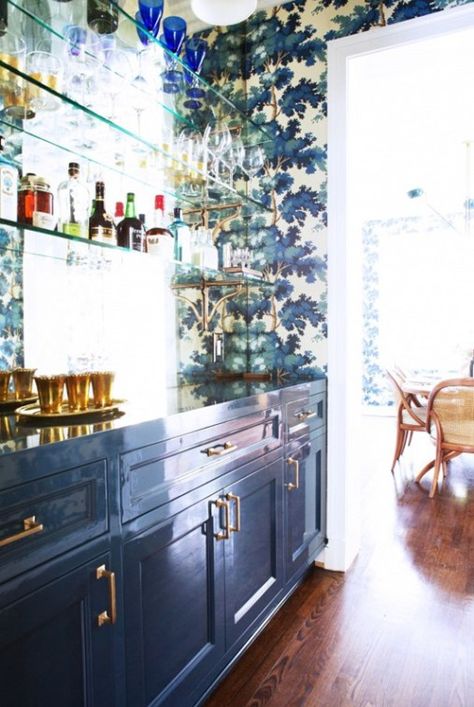 navy cabinets brass hardware Brass Kitchen Hardware, Happy Room, Bar Sala, Home Bar Design, Sandberg Wallpaper, Herringbone Backsplash, Bar Designs, Decor Ikea, Blue Cabinets