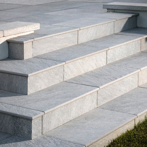 Interlock Steps Backyard, Front Step Pavers, Concrete Patio Stairs, Interlock Steps, La Backyard, Patio With Steps, Pavers Steps, Retaining Wall Steps, Pavers Design