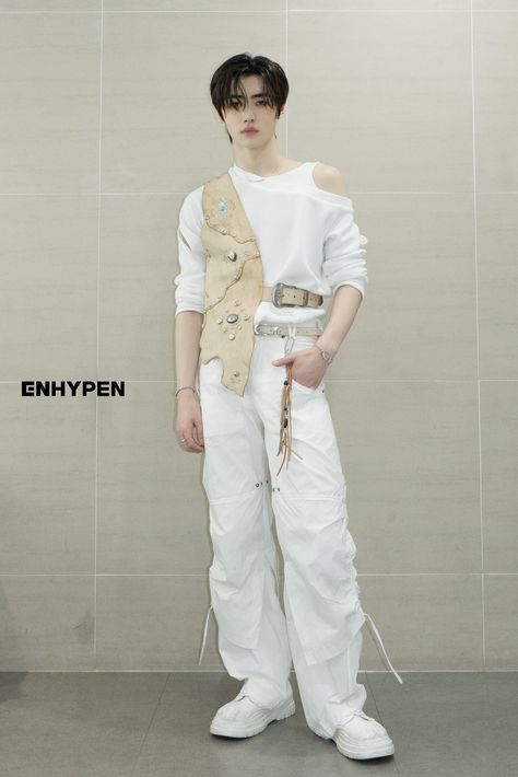 ENHYPEN UPDATES on X: "(20/28) @ENHYPEN_members @ENHYPEN #ENHYPEN #엔하이픈 #SUNGHOON #성훈 https://t.co/mIdWT1G664" / X Dark Blood, Concert Fits, Stage Costume, Sung Hoon, Kpop Outfits, Stage Outfits, White Outfits, My Only Love, Black Outfit