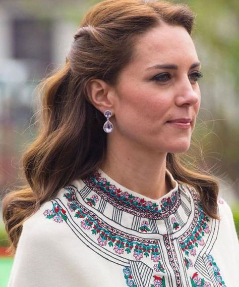 Kate Middleton At Pippa Wedding, Hairstyles Kate Middleton, Princess Kate Wedding Hair, Kate Middleton Hair Wedding, Hairstyle Kate Middleton, Kate Middleton Side Part, Princess Kate Hairstyles, Kate Middleton Wedding Hair, Kate Middleton Hairstyle