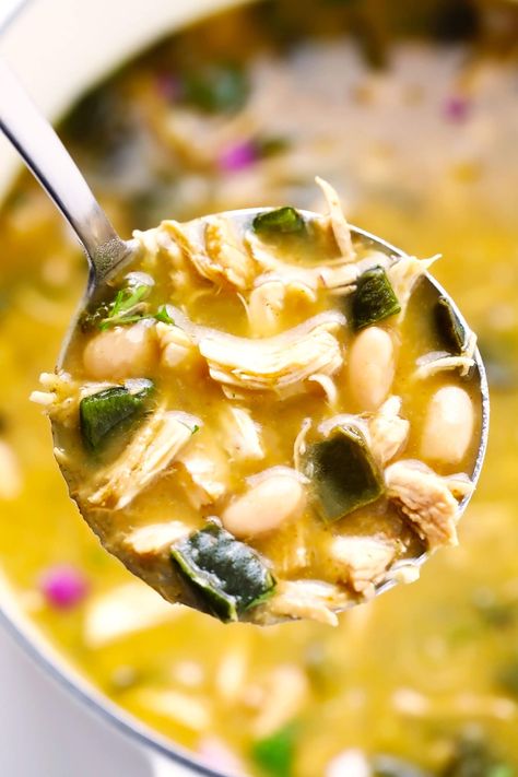 This Poblano White Chicken Chili recipe comes together quickly in less than 30 minutes and is SO flavorful and comforting. Perfect for easy soup dinners and healthy meal prep! | gimmesomeoven.com #chicken #chili #soup #mexican #healthy #glutenfree #mealprep #freezermeal #beans Poblano Recipes, Poblano Soup, Poblano Chili, White Chicken Chili Recipe, Leftover Chili, White Chili Chicken Recipe, Poblano Peppers, Chili Soup, Gimme Some Oven