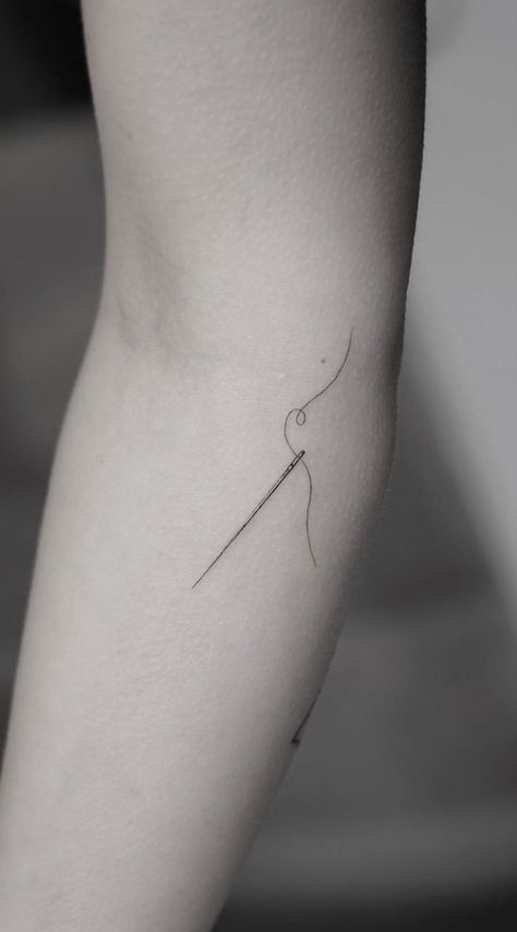 Tattoo Needle Drawing, Knitting Needles Tattoo, Thread And Needle Tattoo, Needle And Thread Tattoo Simple, Knitting Needle Tattoo, Con Amor Tattoo, String Theory Tattoo, Spool Of Thread Tattoo, String Tattoo Ideas