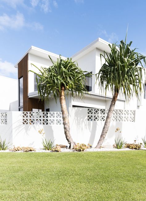 Black And White Beach House, Timber Bench Seat, Mid Century Exterior, Hotel Concept, Exterior Makeover, Fence Landscaping, Modern Beach House, Home Magazine, Backyard Makeover