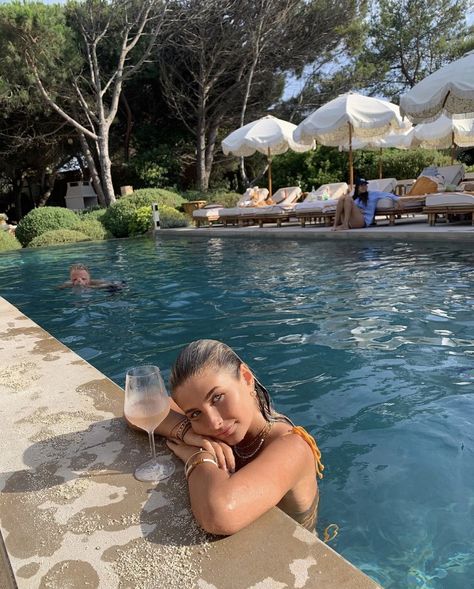 Kardashian Vacation Aesthetic, Pool Picture Inspiration, Pool Insta Photos, Vacation Photos To Recreate, Pool Poses Photo Ideas Water, Pool Photo Aesthetic, Resort Pics Ideas, Pool Picture Aesthetic, Pictures At The Pool