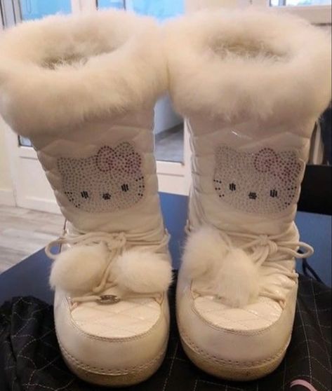 Hello Kitty Boots, Hello Kitty Outfit, Hello Kitty Shoes, Kitty Clothes, Charmmy Kitty, Hello Kitty Clothes, Hello Kitty Aesthetic, Dr Shoes, Hello Kitty Pictures