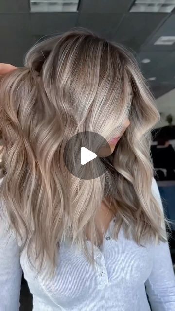 Adina Pignatare | BALAYAGE | HAIR VIDEOS | EDUCATOR on Instagram: "Lived in blonding … will it ever go out of style? 

It’s so fun how many ways/ techniques there is to end to a similar end result. 

This is one of my go to techniques when I’m looking to create a lived in blonde. Would you try this? Should I make a part 2️⃣?

#haired #haireducation #lowmaintenancehair #lowmaintenanceblonde #teasylights" Teasylights Blonde, Lived In Blonde Hair, Balayage Hair Videos, Lived In Blonde, Blonde Gif, Low Maintenance Hair, Dark Blonde, Braids For Short Hair, Balayage Hair