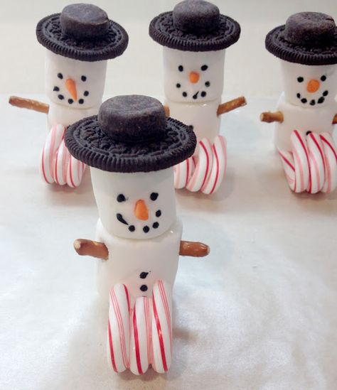 BellaGrey Designs: Marshmallow Snowmen on Candy Cane Sleds + DIY Tutorial Winter Party Crafts, Marshmallow Christmas Treats, Marshmellow Snowman, Christmas Food For Kids, Snowman Marshmallows, Small Xmas Gifts, Fun Food To Make, Marshmallow Pictures, Christmas Treats For Kids