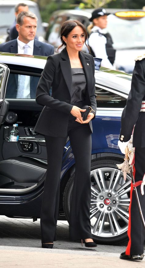 Meghan Markle Ditches the Dress for a Sleek Black Pantsuit at the WellChild Awards Meghan Markle Outfits, Black Pantsuit, The Suits, Lawyer Fashion, Lawyer Outfit, Meghan Markle Style, Business Outfits Women, Pullover Outfit, Classy Work Outfits