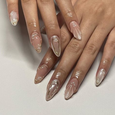 🧚 Ib: @amys.clients Tie Dye Nails, Trendy Gold Nails, Acrylic Nails With Pearls, Birthday Nails Inspo, Pearly Nails, Coachella Nails, Design Nails Art, Nude Nail Art, Metallic Nail Art