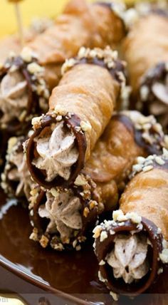 chestnut, chocolate and hazelnut cannoli Weight Watcher Desserts, Cannoli Recipe, Torte Cupcake, Low Carb Dessert, Eat Dessert First, Italian Desserts, Cannoli, Yummy Sweets, Eat Dessert