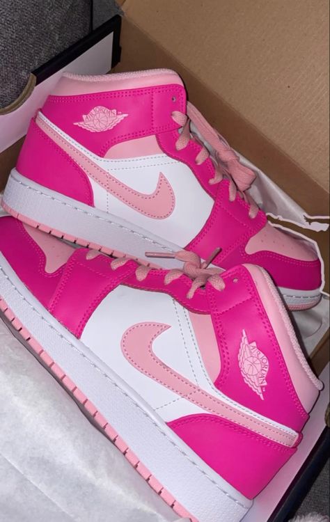 Wallpaper Nike, Custom Air Jordan 1, Nike Shoes Women Fashion, Pink Jordans, Pretty Sneakers, Pink Nike Shoes, Nike Shoes Girls, Nike Fashion Shoes, Preppy Shoes