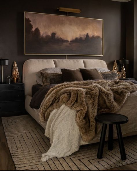 Dark Moody Master Bedrooms Decor, Bedroom Ideas Big Bed, Moody Bedroom Bedding, Modern Cosy Bedroom, Moody Master Bedrooms Cozy, Cosy Small Bedroom Ideas, Moody Brown Bedroom, Winter Bedding Cozy Bedroom, Small Master Bedrooms Decor Ideas