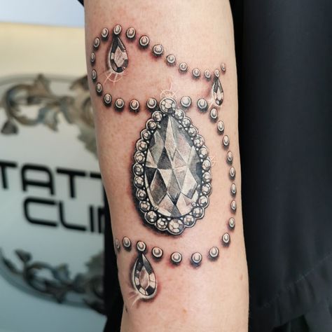 Diamonds And Pearls Tattoo Ideas, Silver Ink Tattoo, Pearl Necklace Tattoo Ideas, Jewellery Tattoos For Women, Pendant Tattoo Design, Pearl Necklace Tattoo, Pearl Tattoos For Women, Jewelry Tattoos For Women, Necklace Tattoo Women