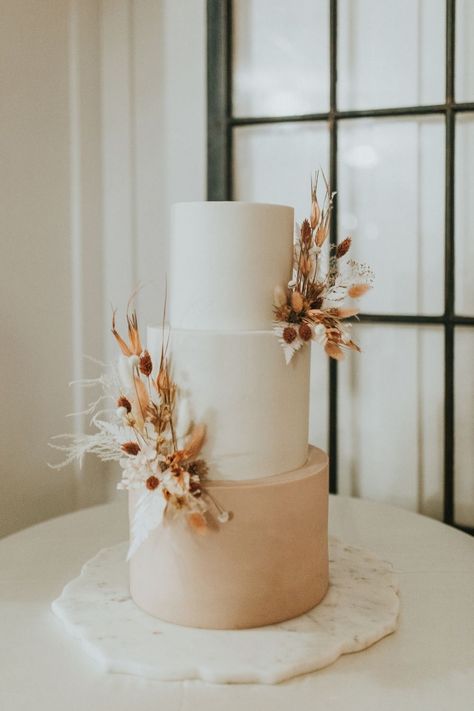 simple wedding cake, boho wedding cake, wedding trends, wedding cakes, 3 tier wedding cake Wedding Cakes 3 Tier, Cakes 3 Tier, Wedding Cake Neutral, Wedding Cake Boho, Cake Boho, Boho Chic Wedding Cake, 3 Tier Wedding Cake, Boho Cake, Boho Wedding Cake