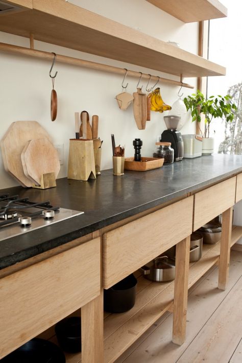 Open shelves. Clean lines. Light wood. Baker/Daoust kitchen in Toronto/Remodelista Dapur Skandinavia, Japanese Kitchen Design, Japanese Style Kitchen, Model Dapur, Interior Dapur, Kabinet Dapur, Scandinavian Kitchen, Design Hotel, Japanese Kitchen