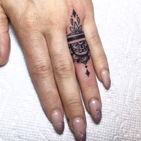 13 Finger Tattoos Prettier Than Your Flashy Rings - theFashionSpot Fingers Tattoo, Ring Tattoo Designs, Henne Tattoo, Wedding Band Tattoo, Tattoo Wallpaper, Tattoo Finger, Small Finger Tattoos, Wedding Ring Tattoo, Finger Tattoo For Women