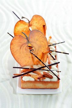 De Philippe Bertrand et Martin Diez #plating #presentation Weight Watcher Desserts, Patisserie Fine, Dessert Plating, Beautiful Desserts, Fancy Food, Fancy Desserts, White Plate, Apple Desserts, Plated Desserts