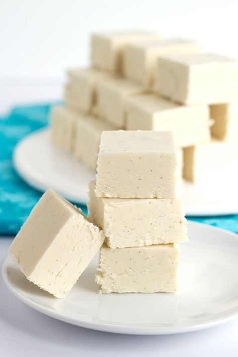 This easy vanilla fudge recipe is smooth and creamy. It's packed full of specks of vanilla bean too! It's so simple to make and finishes with marshmallow fluff. #vanillafudge #fudge #easyvanillafudge #marshmallow #cookiedoughandovenmitt #fudgerecipe Vanilla Fudge Recipes, White Fudge, Eggnog Fudge, Creamy Fudge, Vanilla Fudge, Eggnog Recipe, Homemade Fudge, Christmas Candy Recipes, Marshmallow Creme