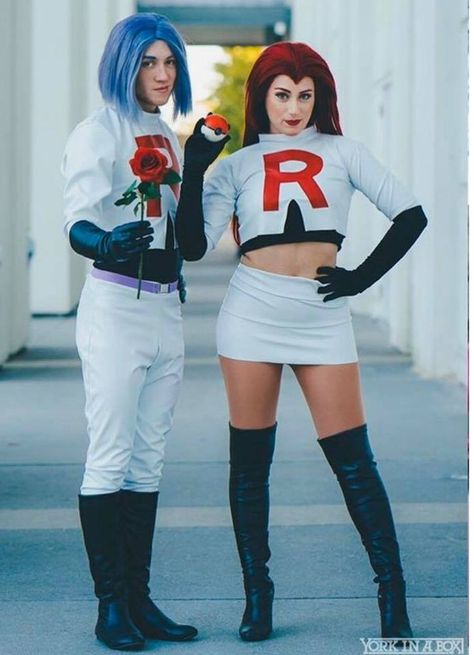 19 Disfraces para Halloween inspirados en villanos Team Rocket Costume, Pokemon Halloween Costume, Halloween Couple Costumes, Iconic Couples, Characters Costumes, Couples Costumes Creative, Unique Couple Halloween Costumes, Couples Cosplay, Halloween Parejas