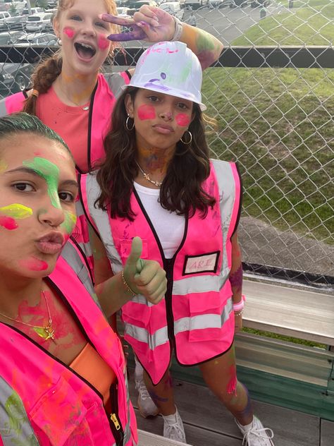 Pink Color Wars Spirit Week, Neon Pep Rally Outfit, Pink Out Football Game Outfits, Pink Football Game, Fnl Fits, Maddie Core, Football Season Outfits, Football Game Outfit Highschool, Fb Games