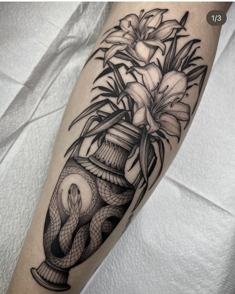 Skeleton Lovers Tattoo, Traditional Tattoo Vase, Baroque Tattoo, Lovers Tattoo, Skeleton Lovers, Rose Drawing Tattoo, Traditional Tattoo Designs, Quality Tattoo, Traditional Tattoo Sleeve