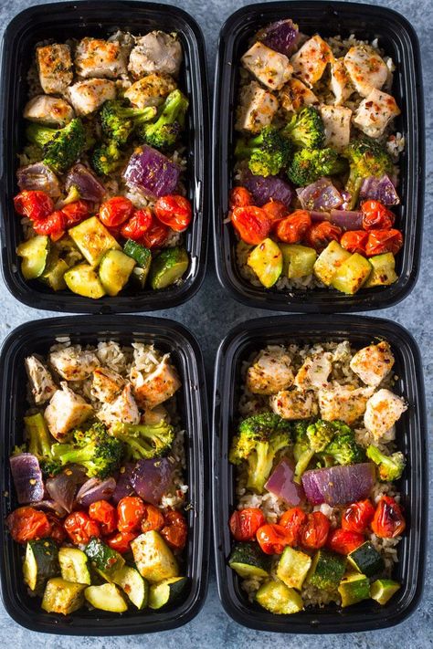 These Whole30 meal prep recipes will make your Whole30 lunches and Whole30 breakfasts SO much easier. Instead of having no idea what to do for lunch, these Whole30 meal prep recipes will leave you stoked about breakfast and dinner! #whole30 #whole30recipes #mealprep #mealprepsunday #whole30approved Pasti Fit, Rainbow Veggies, Meal Prep On Fleek, Salad Meal Prep, Resep Diet, Chicken Meal Prep, Prepped Lunches, Meal Prep Bowls, Winner Winner Chicken Dinner