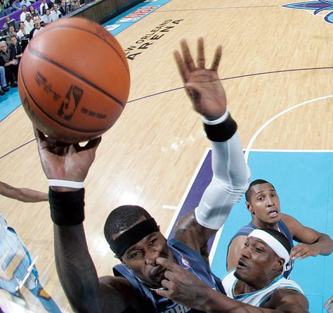 The perfectly timed nose-pick defense photo: | The 27 Most Perfectly Timed Photos Of The Year Perfectly Timed Photos, Nose Picking, Basketball Funny, Humor Grafico, 웃긴 사진, Memes Humor, Perfect Timing, Time Photo, Slam Dunk