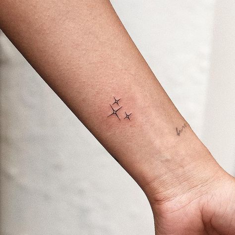 Small Tattoos on Instagram: “Beautiful stars by @indira_txttoo · Manhattan, NYC 🇺🇸” Sparkle Tattoo, Small Star Tattoos, Tattoo Placements, Petit Tattoo, Small Tattoos Simple, Cute Tiny Tattoos, Cute Small Tattoos, Temp Tattoo, Best Friend Tattoos