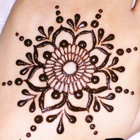 Hana Design Easy, Minimalist Mehendi Designs Palm Easy, Easy Henna Designs For Beginners Palm, Henna Designs Easy Palm, Very Easy Mehendi Designs, Palm Henna Designs Easy Simple, Henna Ideas Easy, Simple Henna Designs Palm, Palm Henna Designs Easy