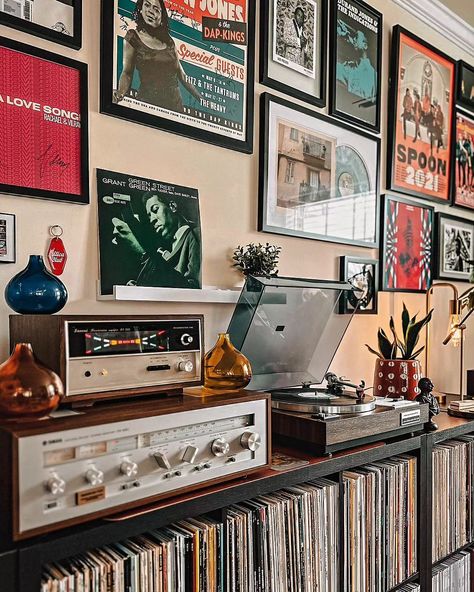 Music Listening Room Vinyl Records, Record Playing Aesthetic, Music And Art Room Ideas, Vintage Music Room Aesthetic, Music Area In Living Room, Audiophile Aesthetic, Listening Room Ideas, Aesthetic Music Room, Record Room Ideas