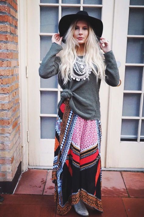 Boho chic is a style of fashion drawing on various bohemian and hippie influences. Checkout Boho Winter Outfits, Bohemian Winter, Boho Winter, Estilo Hippy, Mode Hippie, Winter Boho, Bohol, Boho Chic Outfits, Fashion Boho