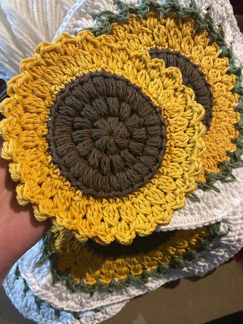 Sunflower Pot Holder Crochet, Crochet Autumn Potholders, Crochet Fall Dishcloth, Sunflower Pot Holder, Handmade Washcloths, Crocheted Sunflower, Crocheted Gifts, 2024 Crochet, Bus Ideas