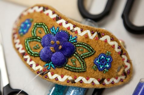 Emma Hildebrand taught students to create barrettes using moose hide, caribou hair and porcupine quills in a Native art class at the University of Alaska Anchorage. From top photo: Alvin Amason att… Athabaskan Beadwork, Tufting Workshop, Caribou Tufting, Porcupine Quill Jewelry, Quill Jewelry, Hide Earrings, University Of Alaska Anchorage, Tufting Diy, Quill Work