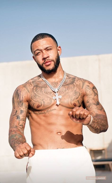 Memphis Depay Style, Memphis Depay Tattoo, Memphis Tattoo, Large Mens Fashion, Memphis Depay, Mens Photoshoot Poses, Soccer Guys, Classy Men, Shirtless Men