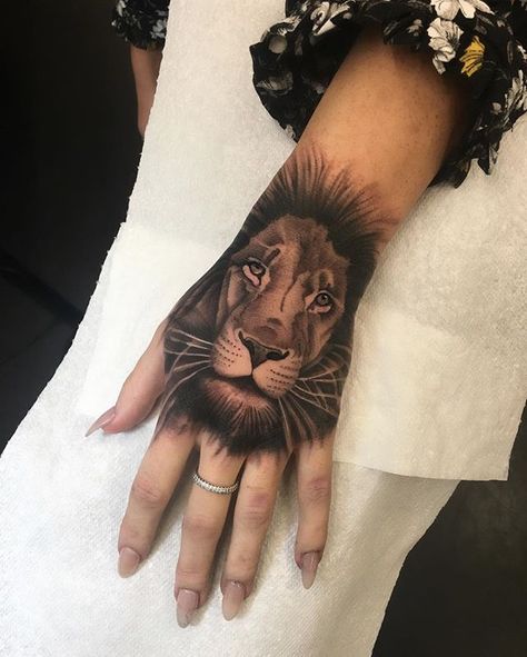 MATT STOOPS Unique Hand Tattoos, Tiger Hand Tattoo, Lion Hand Tattoo, Herren Hand Tattoos, Skull Hand Tattoo, Tattoo On Hand, Finger Tattoo For Women, Lion Tattoo Design, Hand Tattoos For Women