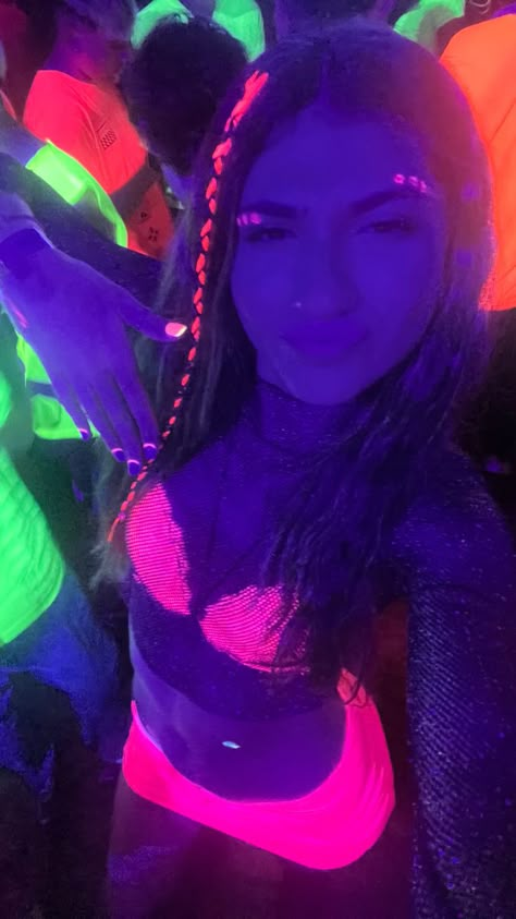 Glow In The Dark Party Outfit, Glow In The Dark Outfit Ideas, Neon Party Outfit Ideas, Neon Outfits Party Night, Neon Outfits Party, Neon Fits, Glow Party Outfit, Bariloche Outfits, Neon Rave Outfits